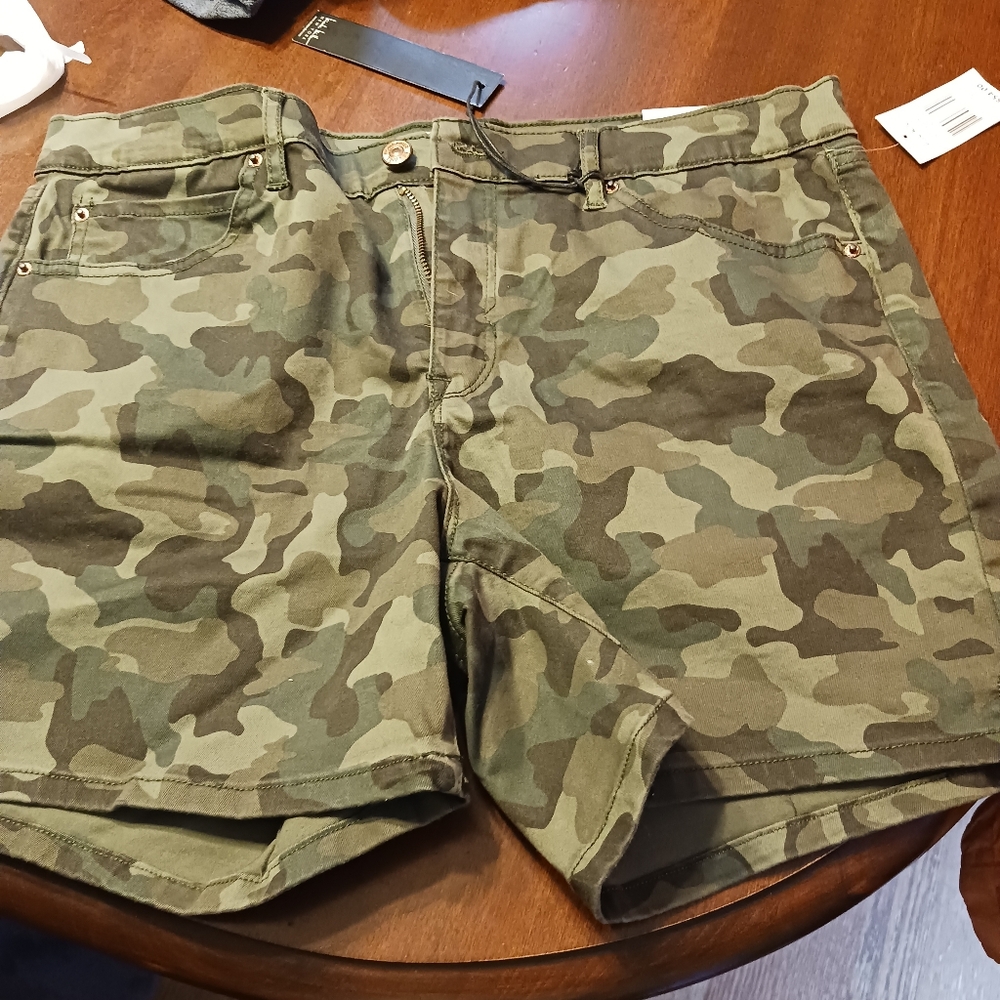 Nicole Miller Green Camouflage Cargo Shorts